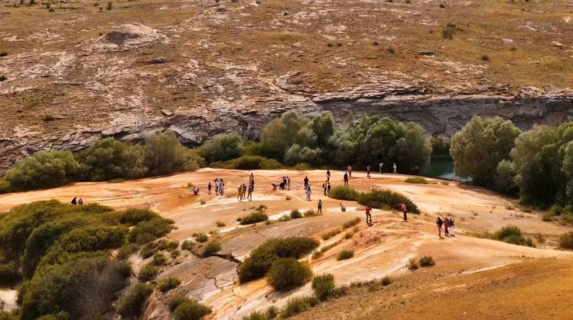 Dünyada eşine zor rastlanıyor! Maden suyu ile oluşan harika: Otlukbeli Gölü