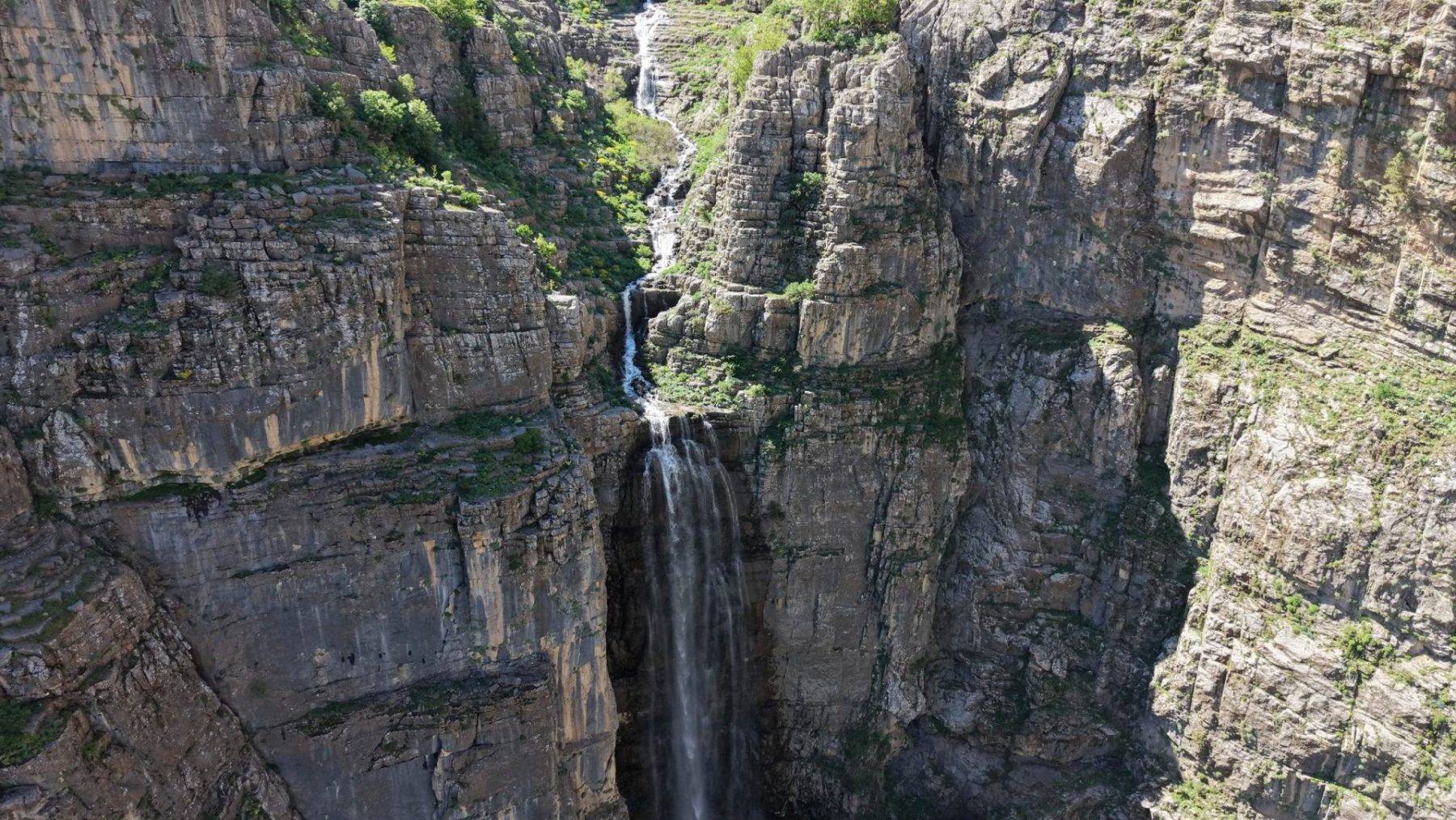 Karlar eridi, 50 metrelik şelale oluştu: Şırnak'ta göz kamaştıran görüntüler