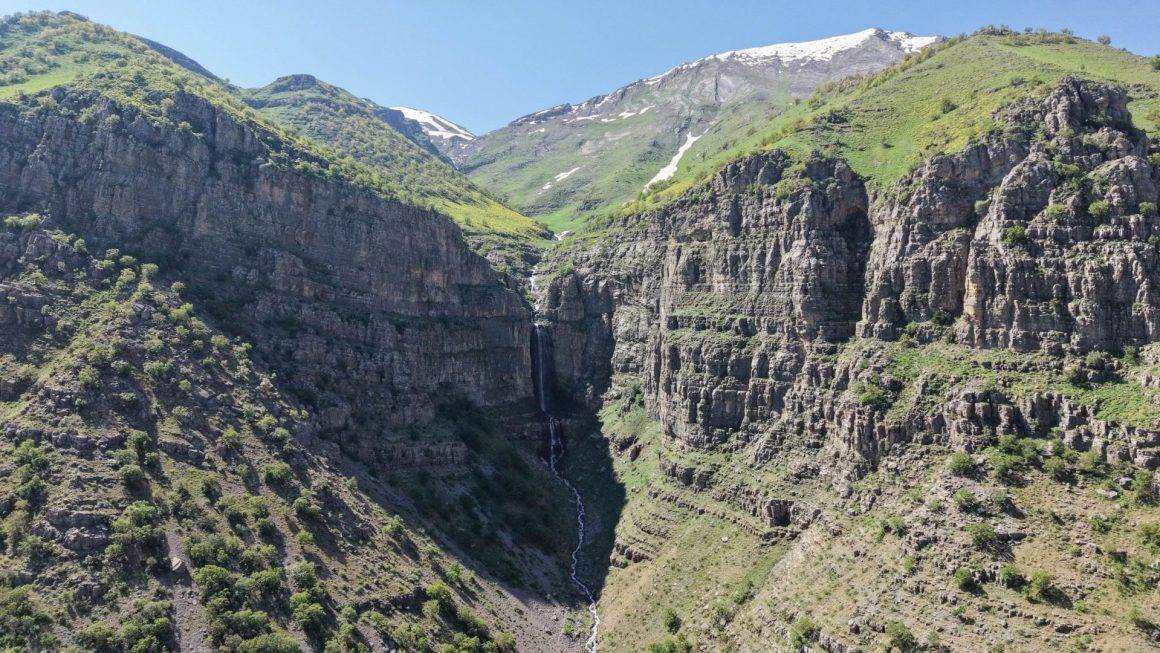 Karlar eridi, 50 metrelik şelale oluştu: Şırnak'ta göz kamaştıran görüntüler