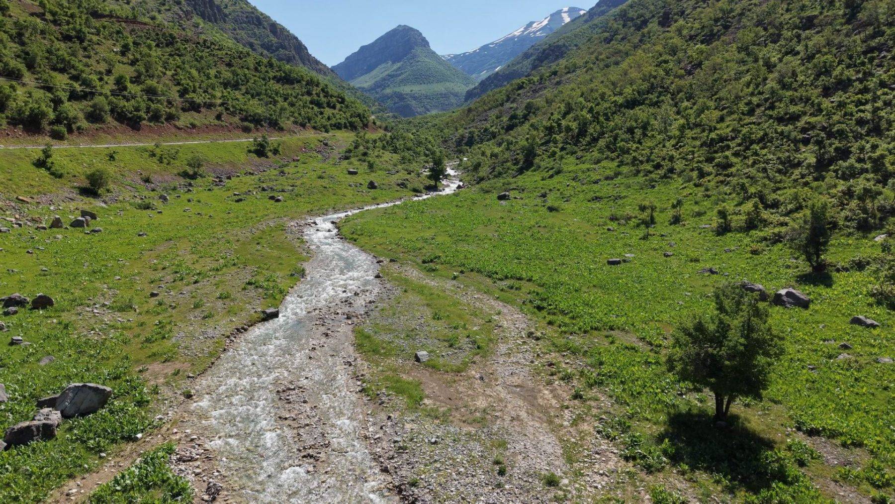 Karlar eridi, 50 metrelik şelale oluştu: Şırnak'ta göz kamaştıran görüntüler