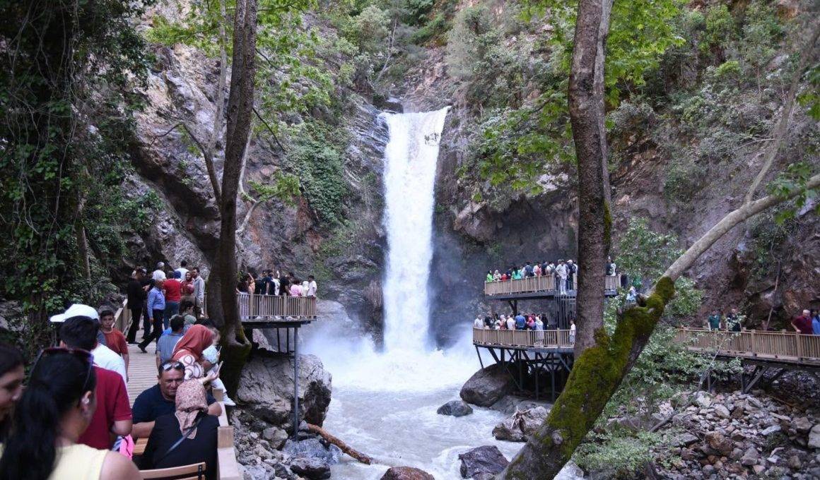 Su sesinin kuş cıvıltıları ile birleştiği yer: Karaçay Şelalesi