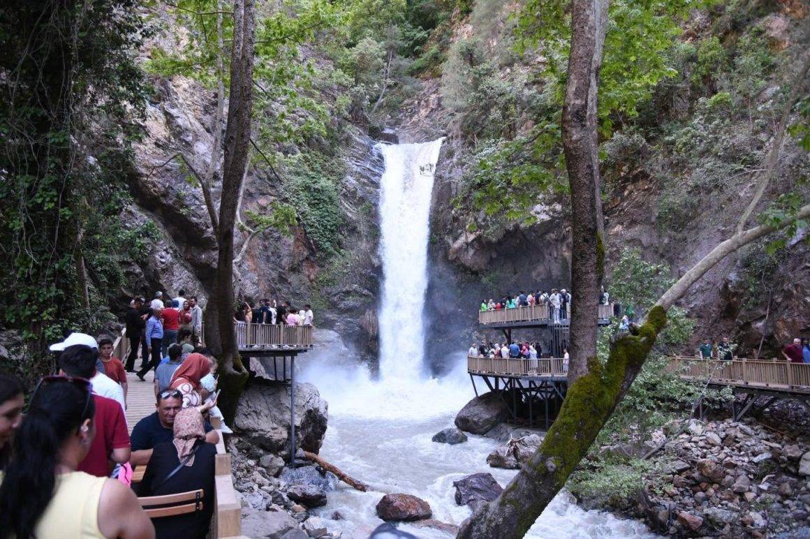 Su sesinin kuş cıvıltıları ile birleştiği yer: Karaçay Şelalesi