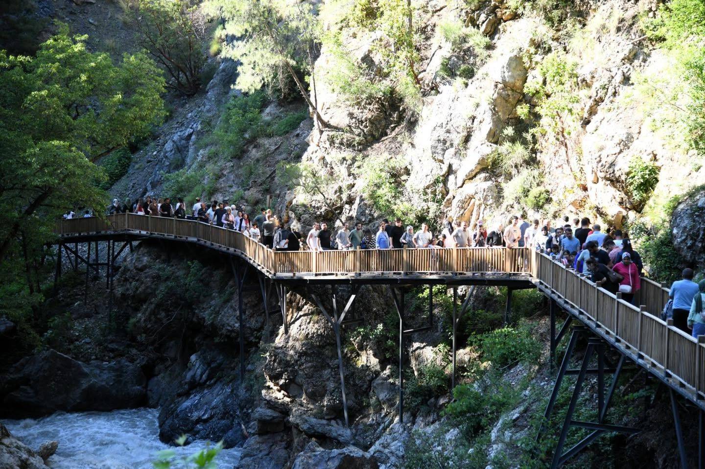 Su sesinin kuş cıvıltıları ile birleştiği yer: Karaçay Şelalesi