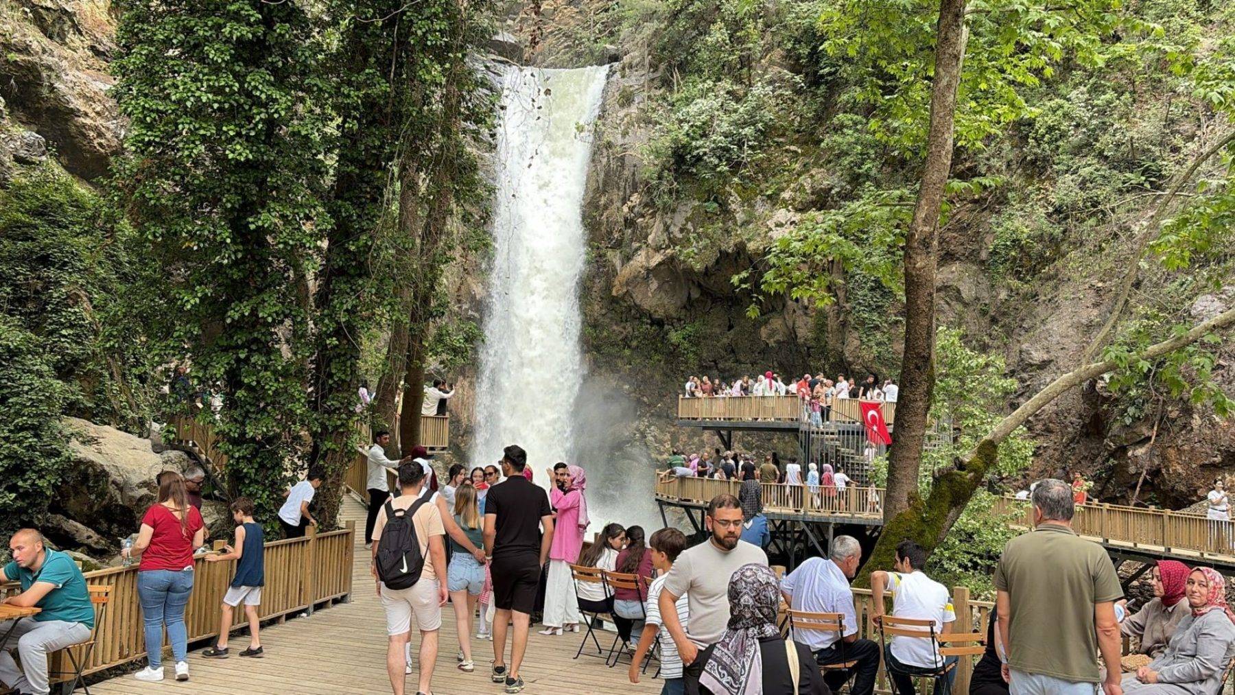 Su sesinin kuş cıvıltıları ile birleştiği yer: Karaçay Şelalesi