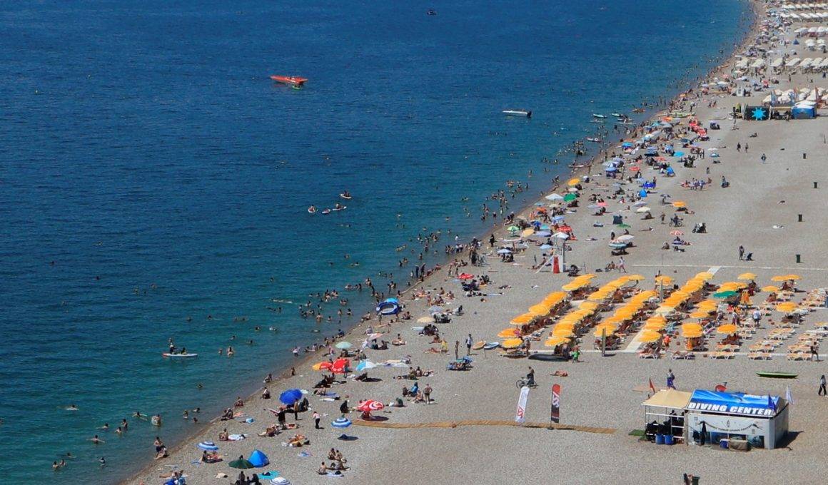 Antalya'da şaşırtan manzara: Bir yanda kar, bir yanda deniz