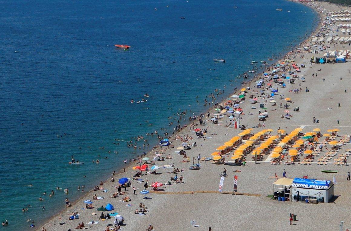 Antalya'da şaşırtan manzara: Bir yanda kar, bir yanda deniz