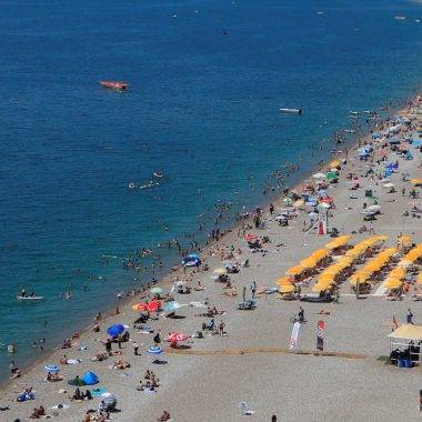 Antalya'da şaşırtan manzara: Bir yanda kar, bir yanda deniz
