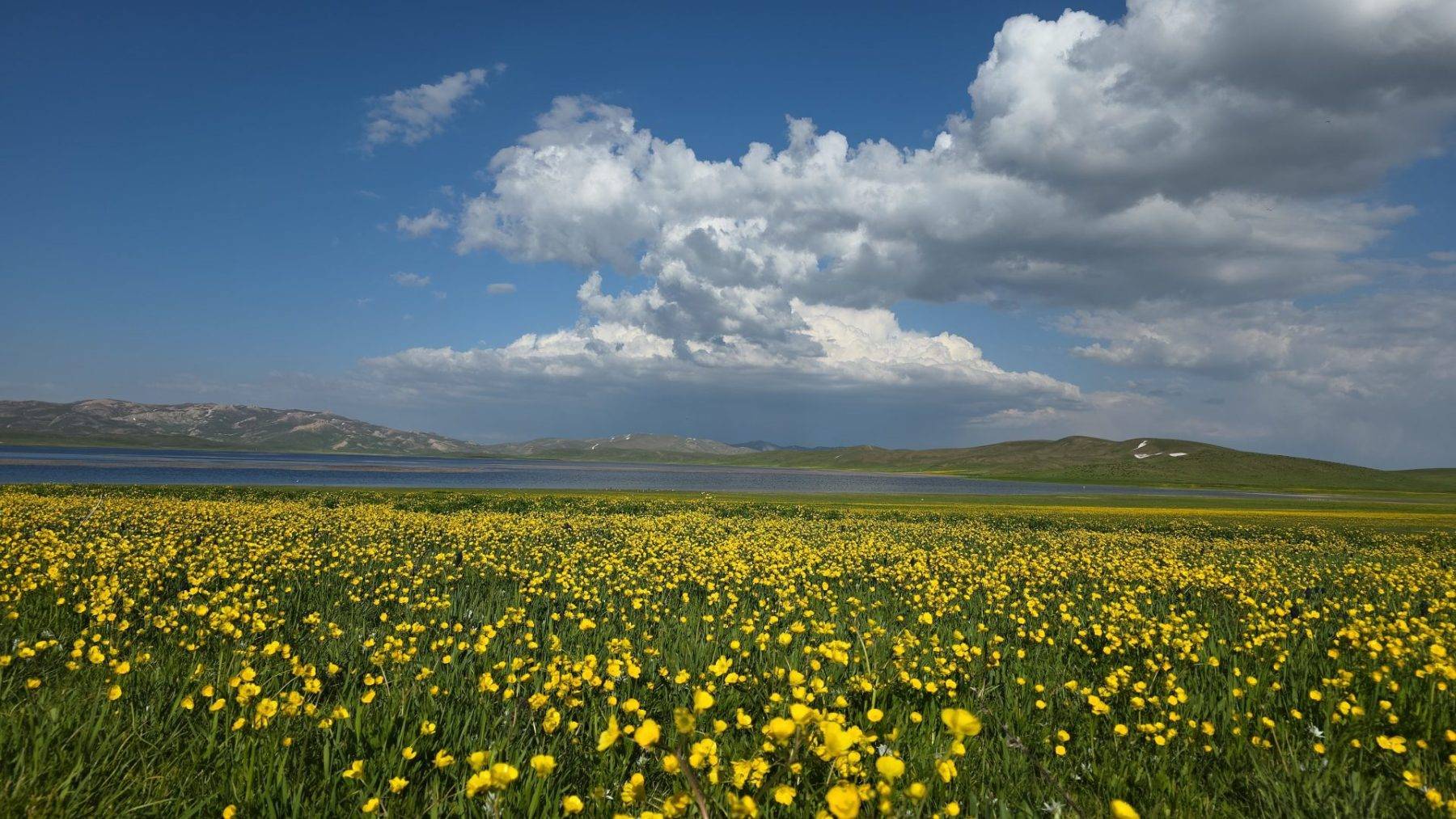Van'da 2 bin 800 yıl önce yapılan gölde mest eden manzaralar