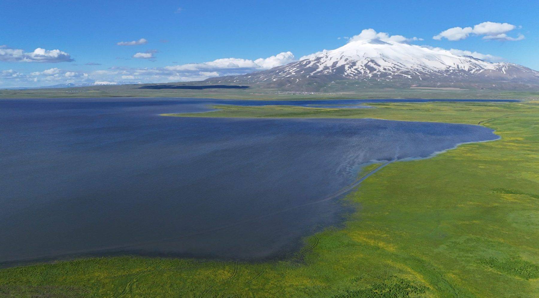 Bitlis'te tablodan fırlamış manzaralar: Cil Gölü, Süphan Dağı ile buluştu