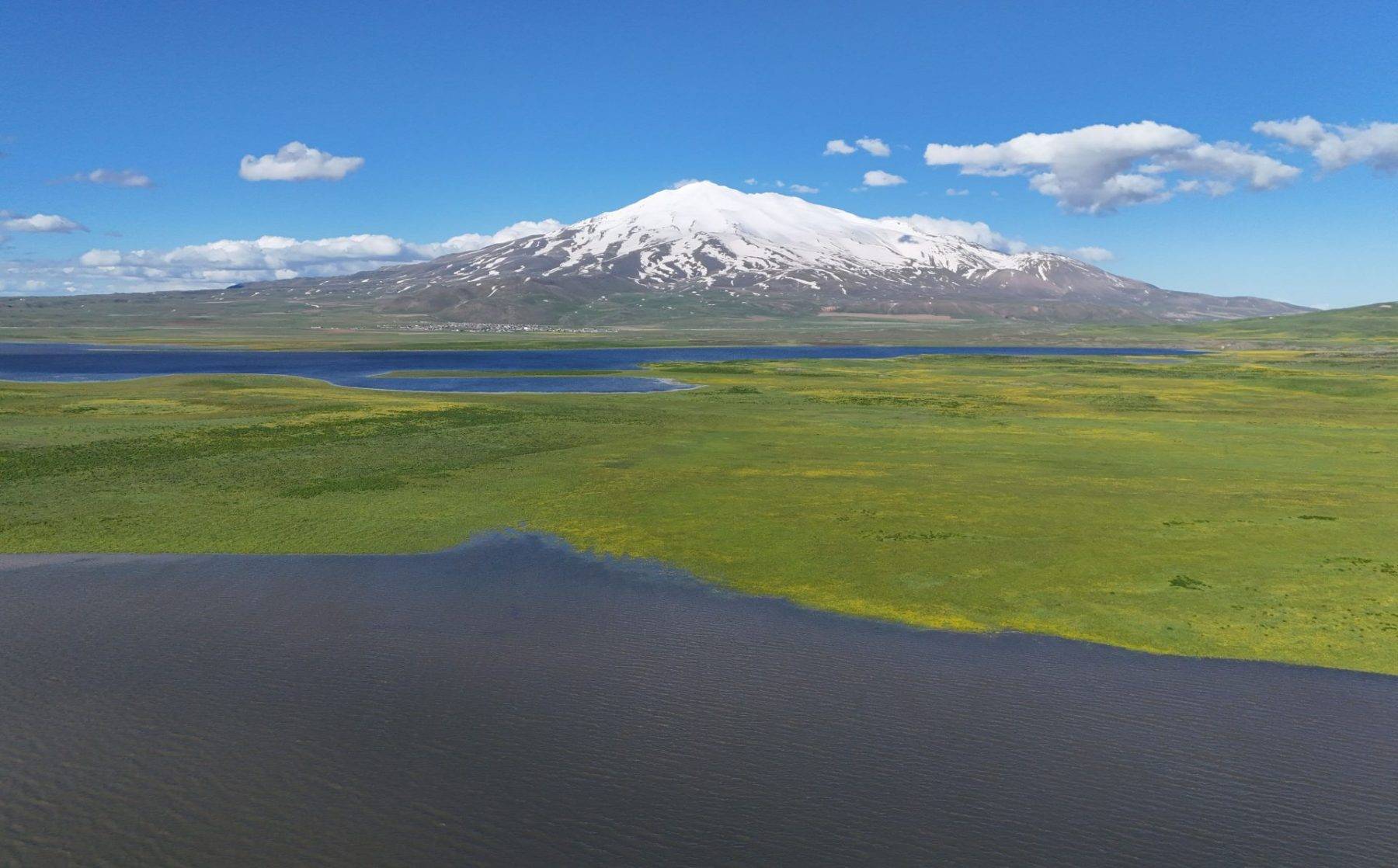 Bitlis'te tablodan fırlamış manzaralar: Cil Gölü, Süphan Dağı ile buluştu