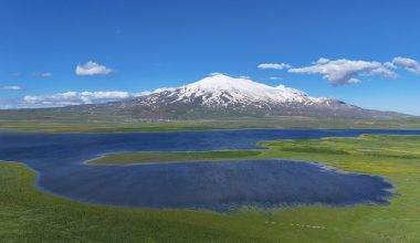 Bitlis'te tablodan fırlamış manzaralar: Cil Gölü, Süphan Dağı ile buluştu
