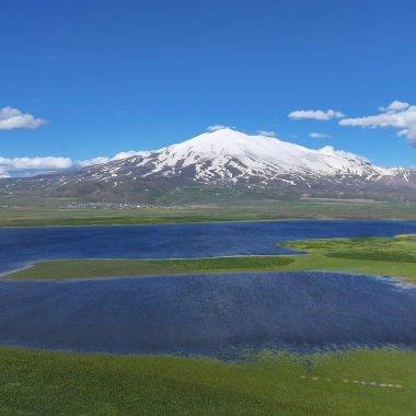 Bitlis'te tablodan fırlamış manzaralar: Cil Gölü, Süphan Dağı ile buluştu