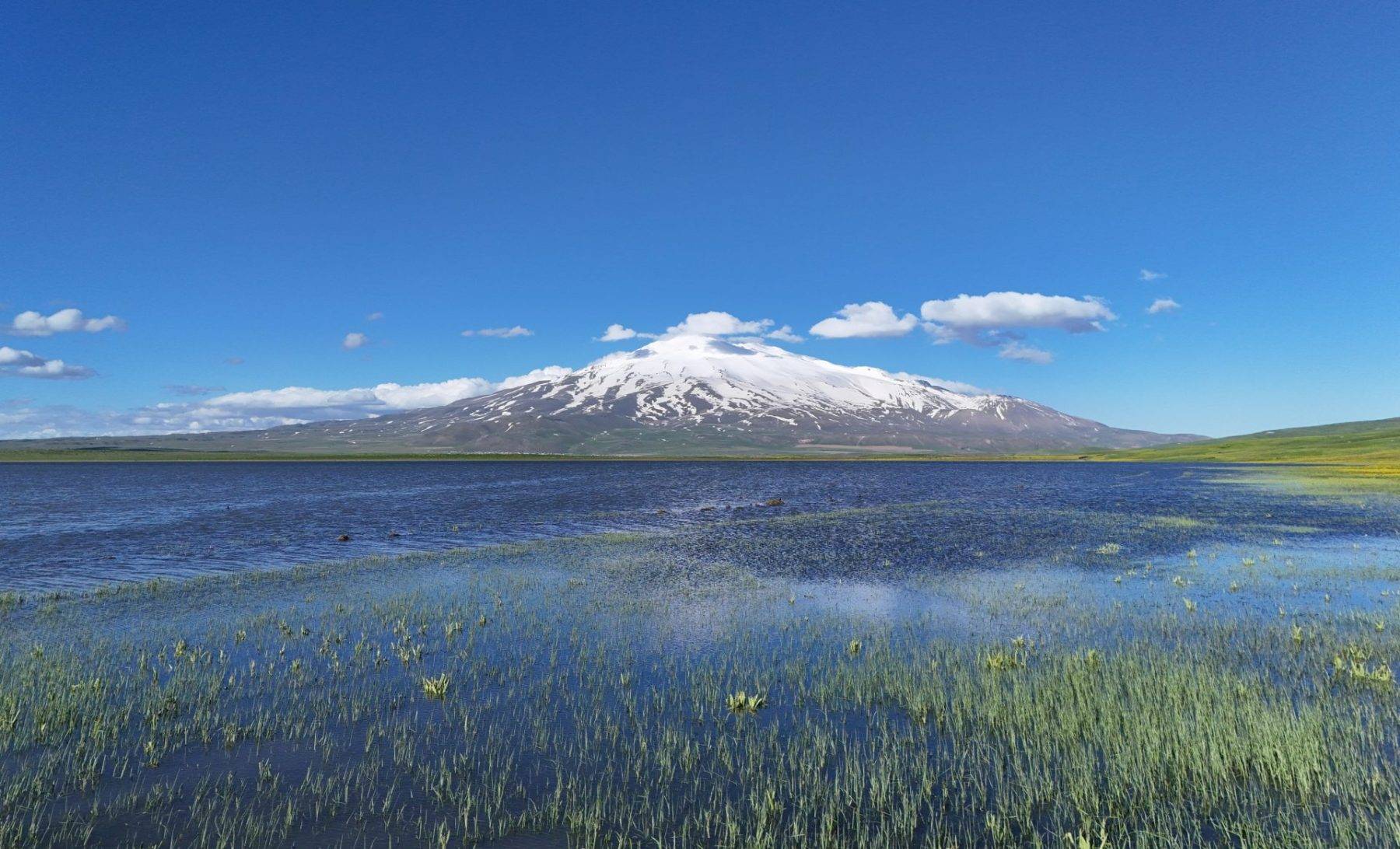 Bitlis'te tablodan fırlamış manzaralar: Cil Gölü, Süphan Dağı ile buluştu