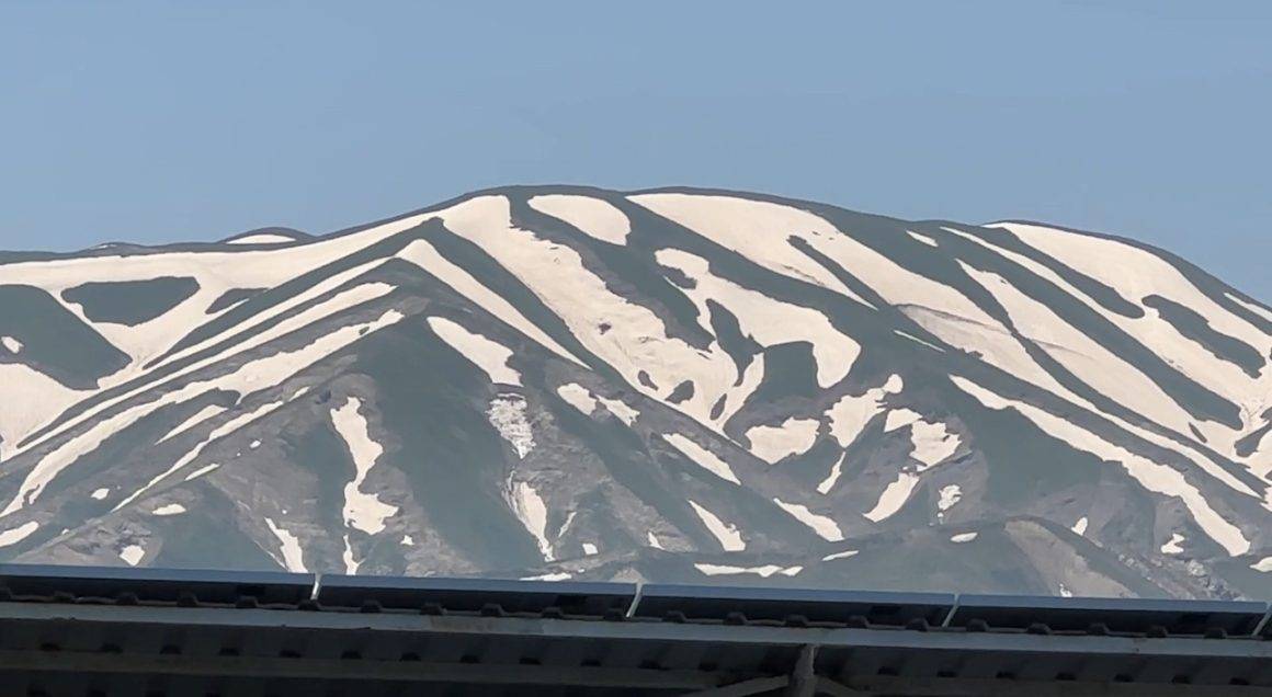 Gören bir daha baktı! Yüksekova'da dağlar zebra deseniyle kaplandı