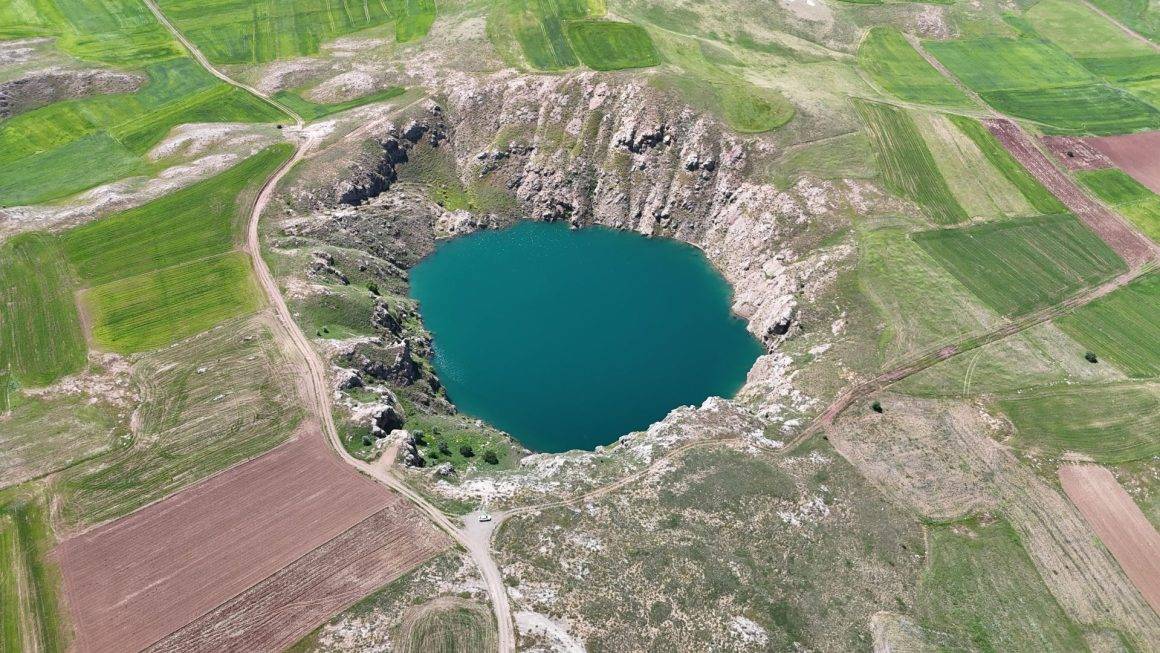 Bozkırın ortasında, 100 metre derinlikte: Sivas'ın nazar boncuğu yeniden doldu