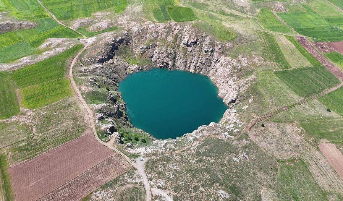 Bozkırın ortasında, 100 metre derinlikte: Sivas'ın nazar boncuğu yeniden doldu