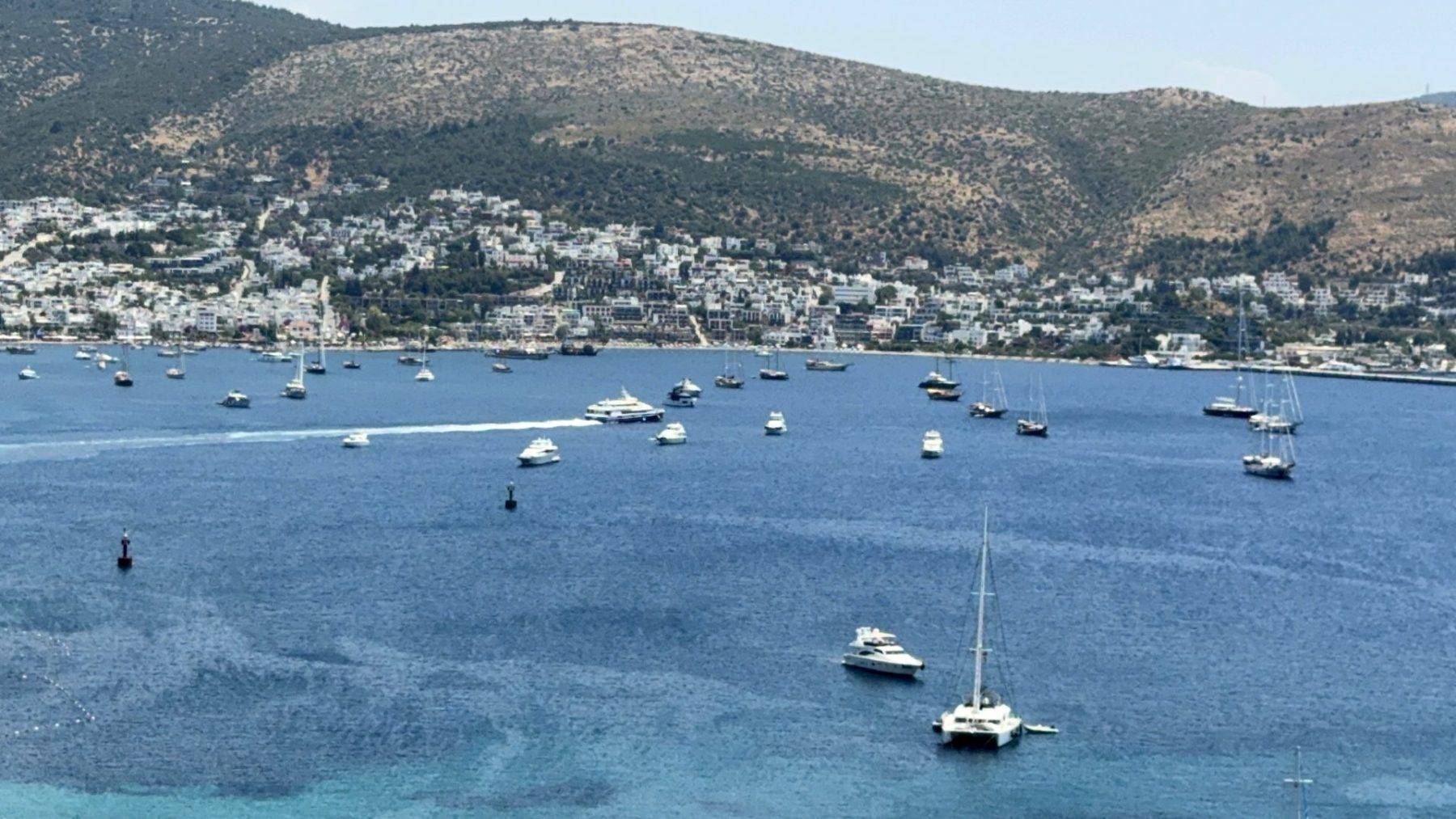 Bodrum sahillerinde yat trafiği: Lüks yatlar koy ve sahilleri kapladı
