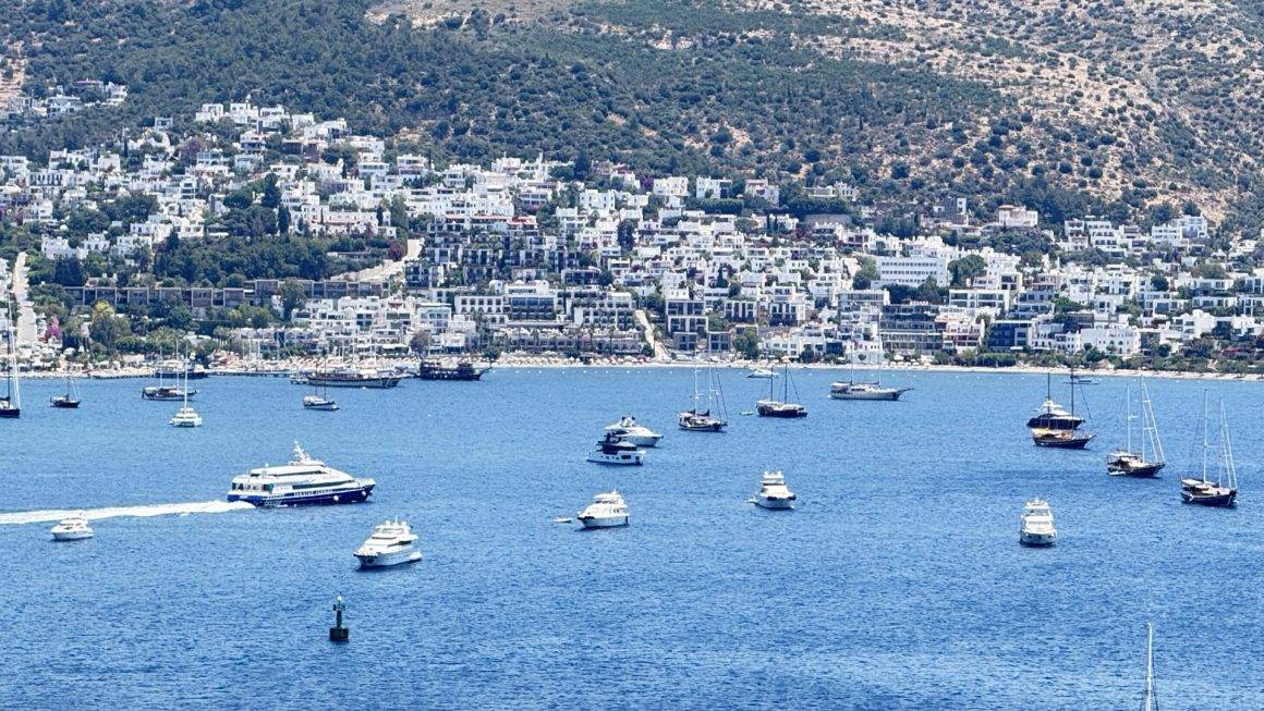 Bodrum sahillerinde yat trafiği: Lüks yatlar koy ve sahilleri kapladı