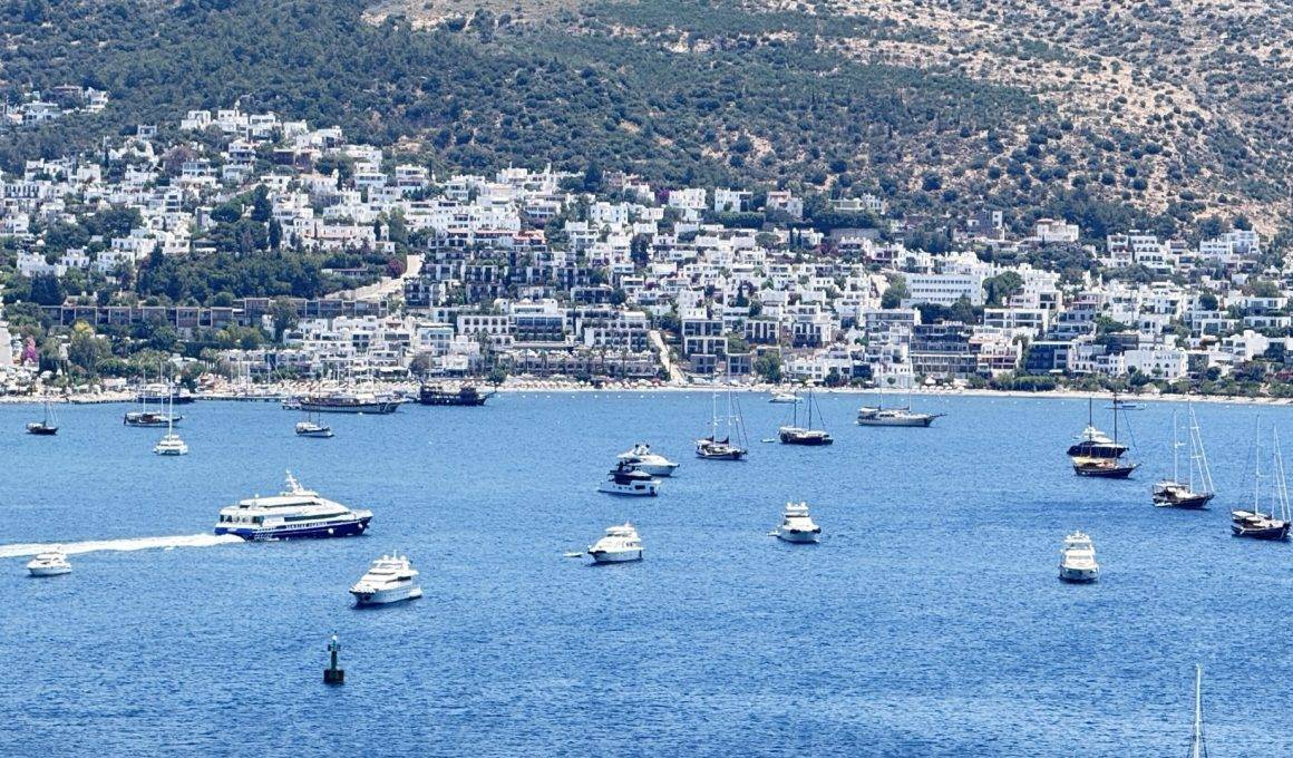 Bodrum sahillerinde yat trafiği: Lüks yatlar koy ve sahilleri kapladı