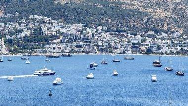 Bodrum sahillerinde yat trafiği: Lüks yatlar koy ve sahilleri kapladı