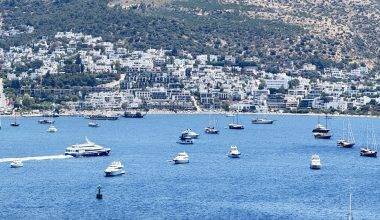 Bodrum sahillerinde yat trafiği: Lüks yatlar koy ve sahilleri kapladı