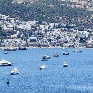 Bodrum sahillerinde yat trafiği: Lüks yatlar koy ve sahilleri kapladı