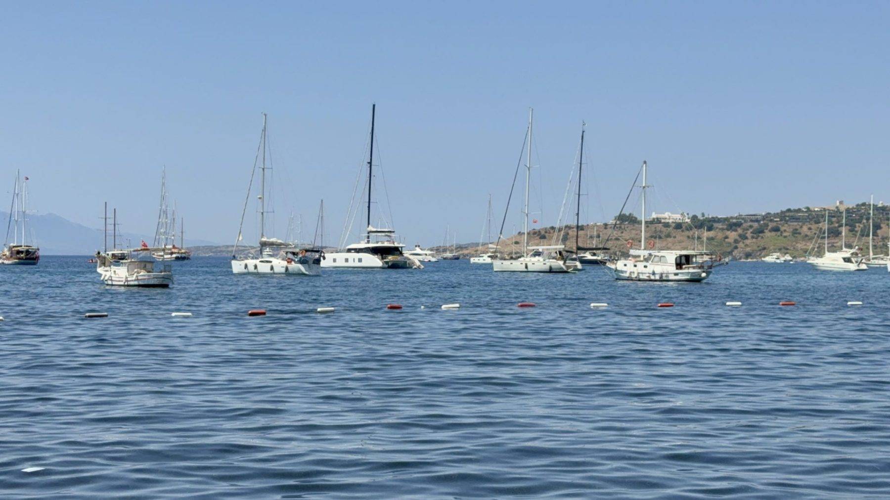 Bodrum sahillerinde yat trafiği: Lüks yatlar koy ve sahilleri kapladı