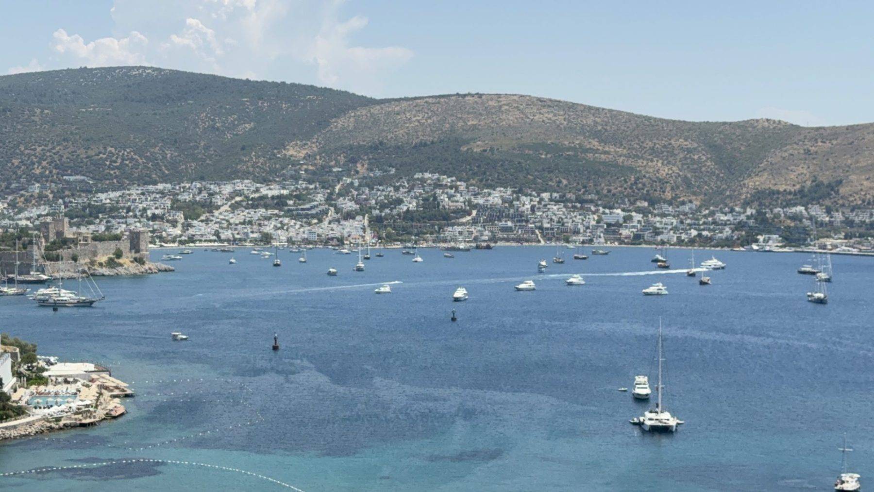 Bodrum sahillerinde yat trafiği: Lüks yatlar koy ve sahilleri kapladı
