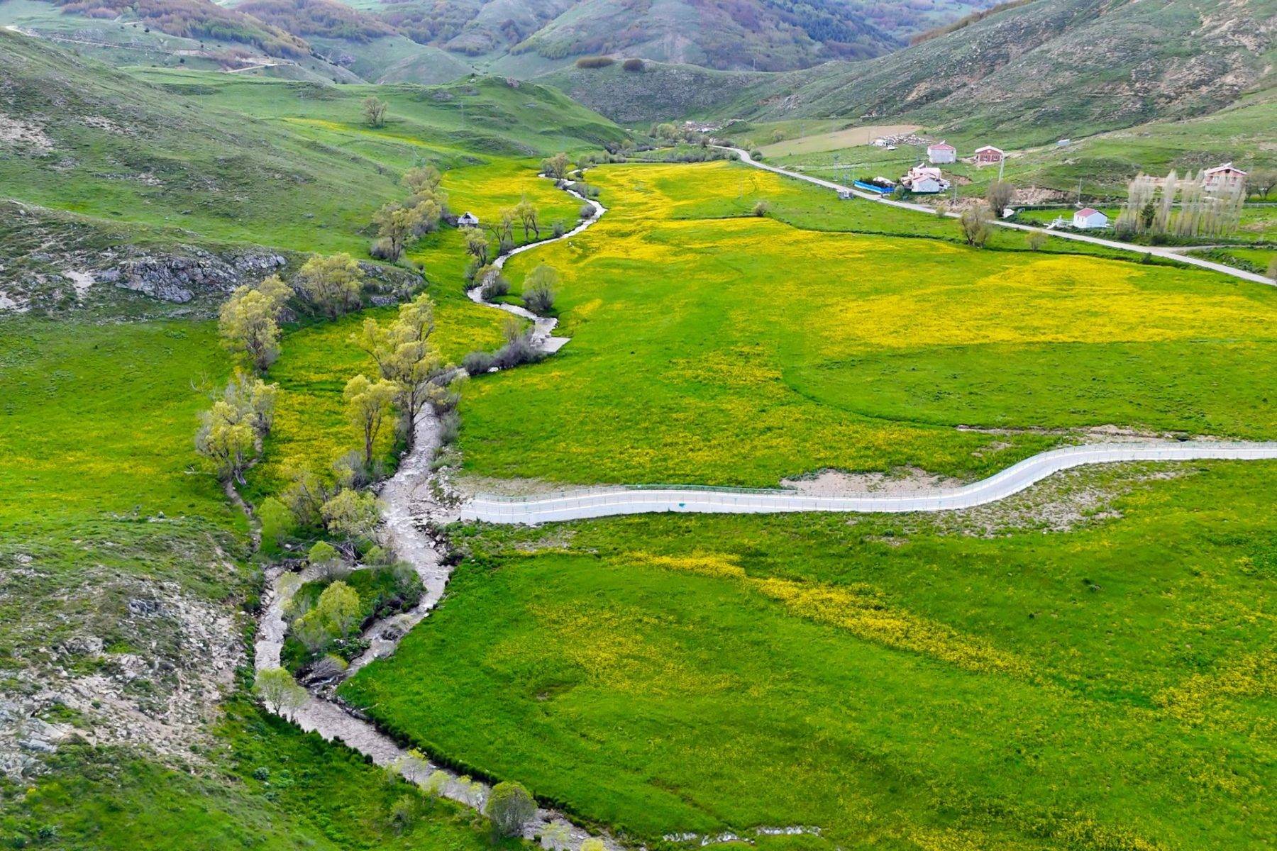 Yılda 20 gün görülen at ayağı açtı: Gümüşhane'de seyirlik manzaralar