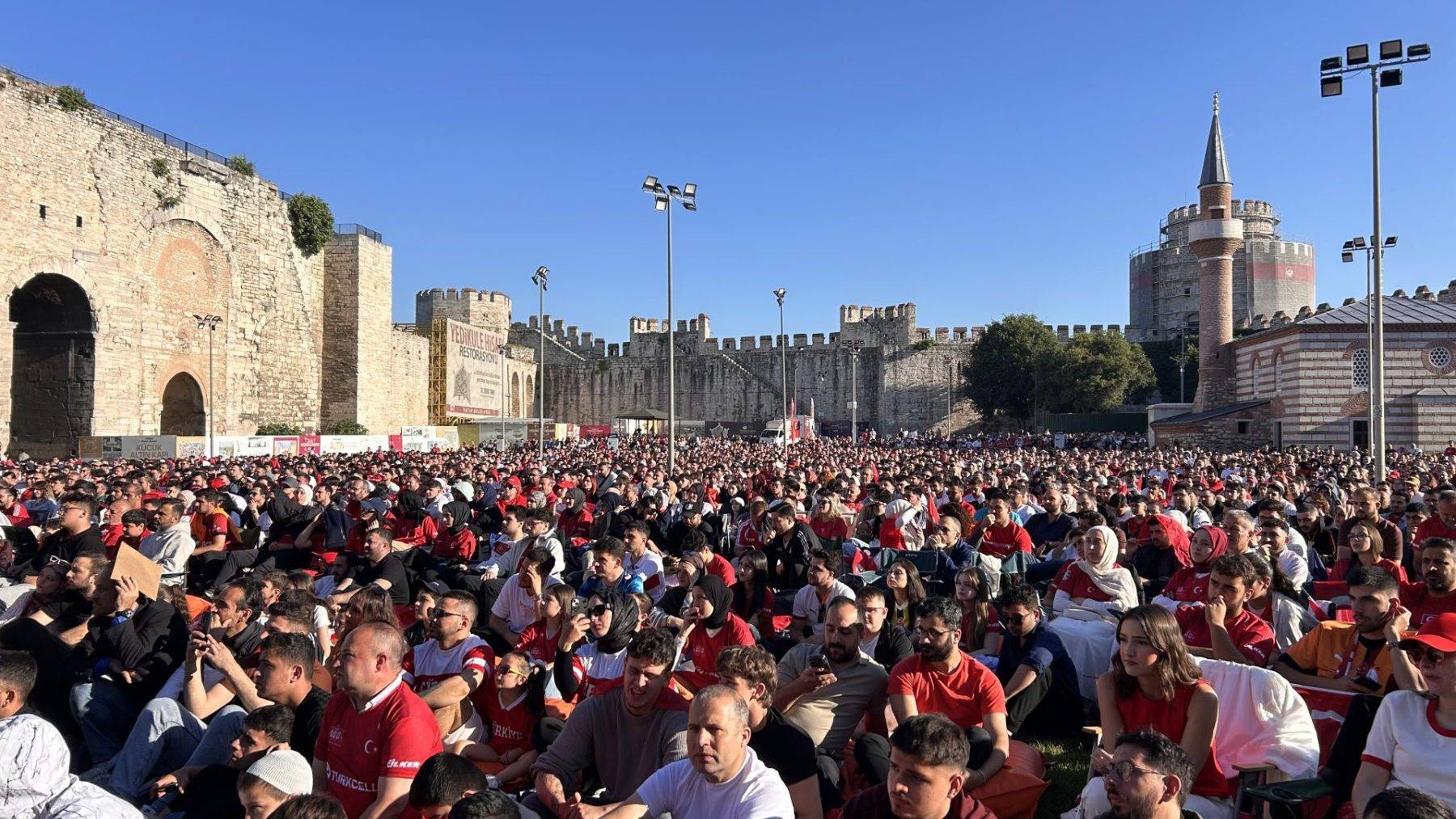 Tarihi Yedikule Hisarı'nda Dünya Kupası heyecanı: Binlerce kişi milli maçı izledi