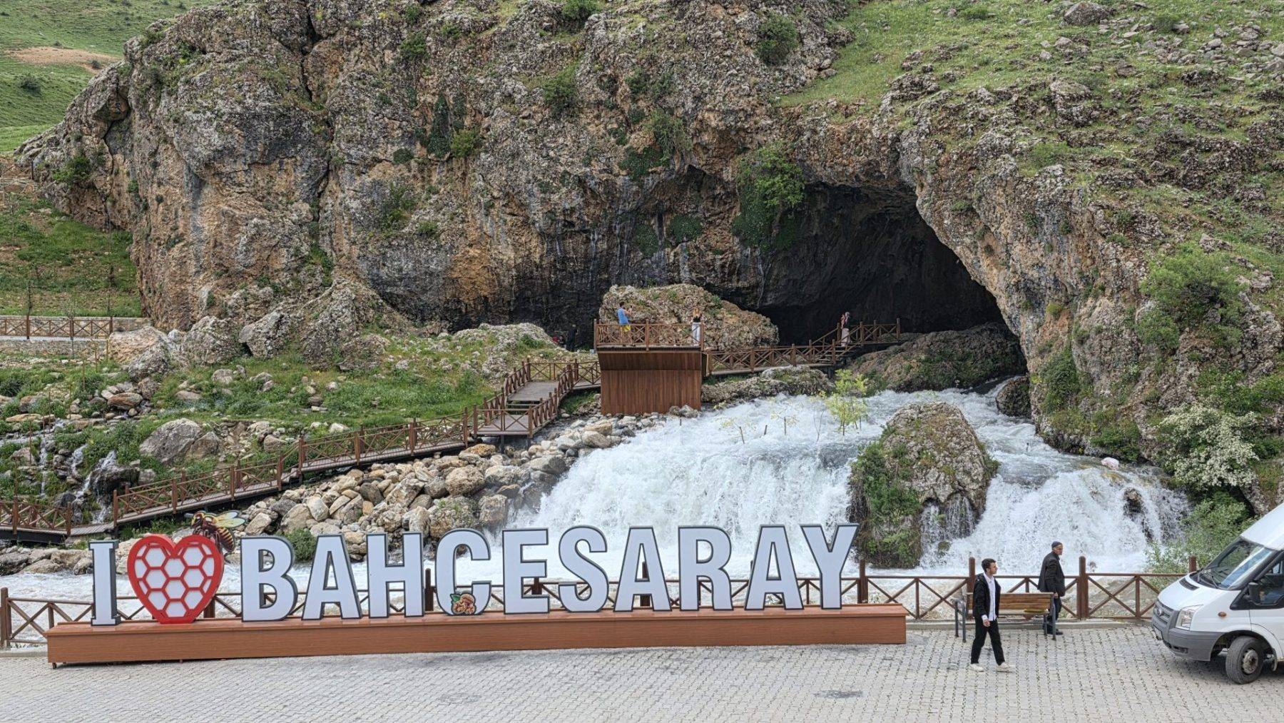 Van'ın Karadeniz'inde mağaradan fışkıran sulara ilgi yoğun
