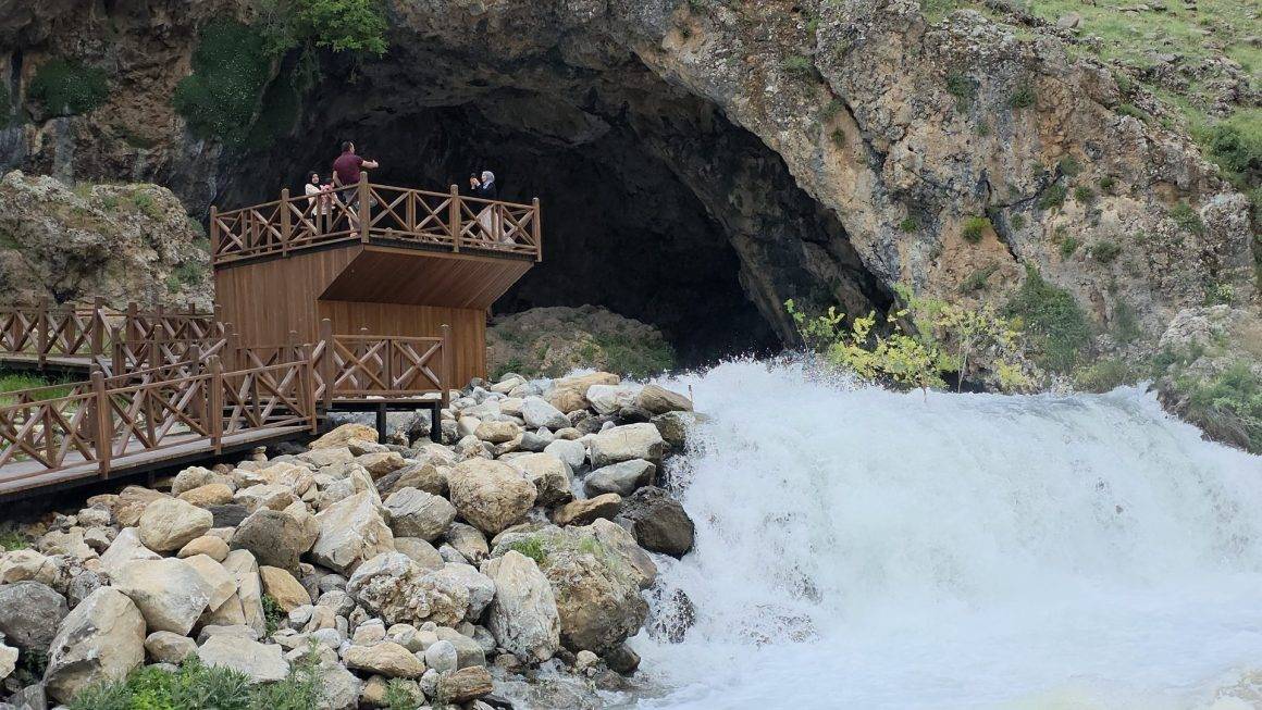 Van'ın Karadeniz'inde mağaradan fışkıran sulara ilgi yoğun