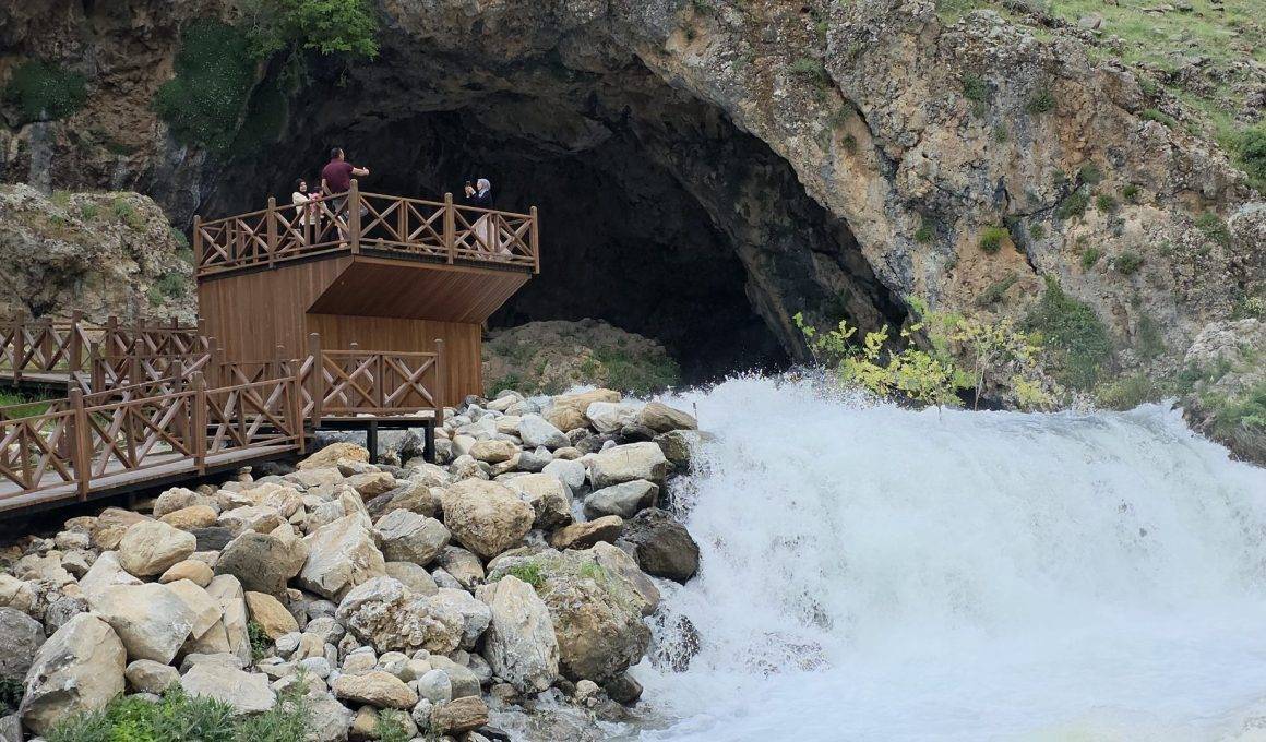 Van'ın Karadeniz'inde mağaradan fışkıran sulara ilgi yoğun
