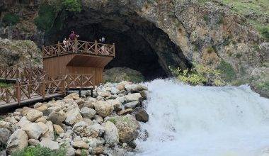 Van'ın Karadeniz'inde mağaradan fışkıran sulara ilgi yoğun