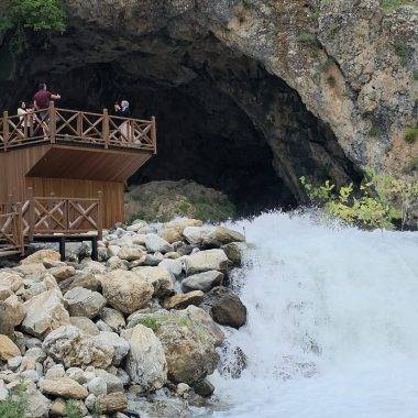 Van'ın Karadeniz'inde mağaradan fışkıran sulara ilgi yoğun