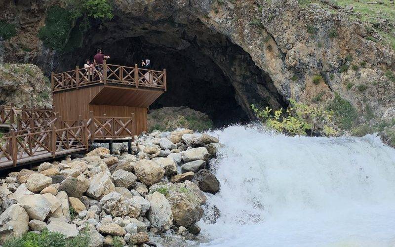 Van'ın Karadeniz'inde mağaradan fışkıran sulara ilgi yoğun