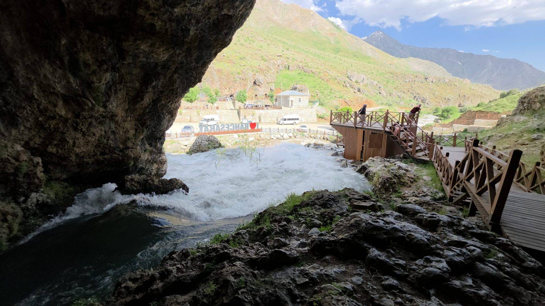 Van'ın Karadeniz'inde mağaradan fışkıran sulara ilgi yoğun