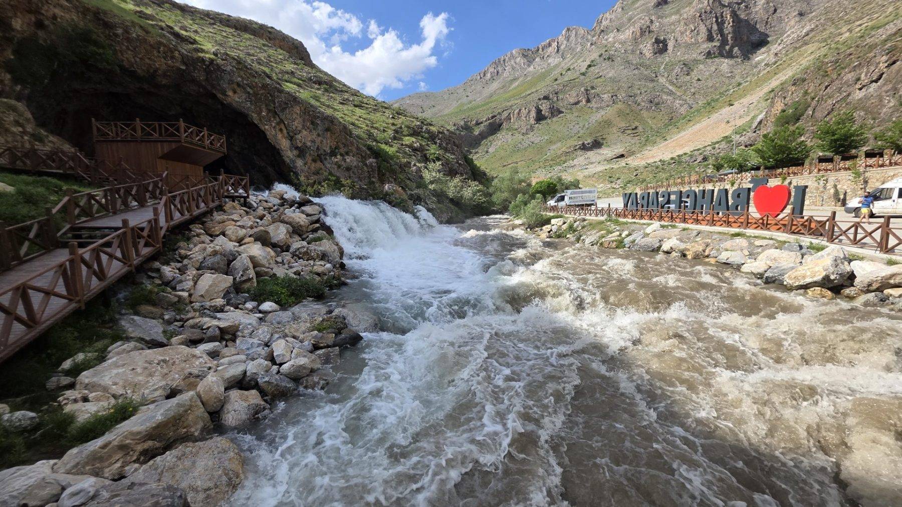 Van'ın Karadeniz'inde mağaradan fışkıran sulara ilgi yoğun