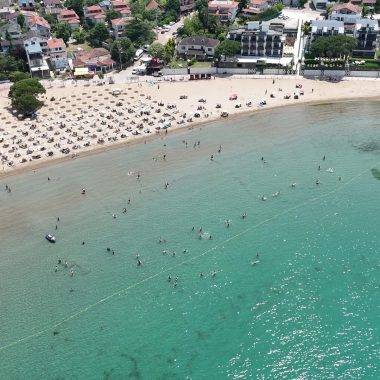 Kandıra'da yaz sezonu öncesi hareketlilik: Turkuaz renkli sulara akın ettiler