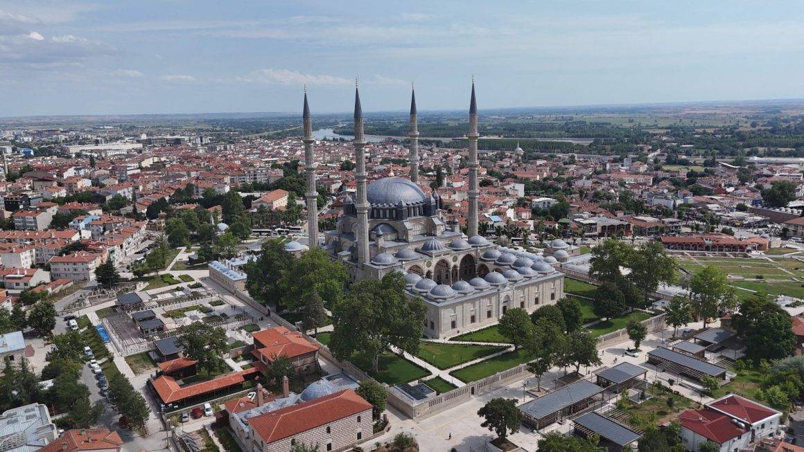 Selimiye Camii'nin kubbesini delen gülle mermisinin parçasını 58 yıldır saklıyor