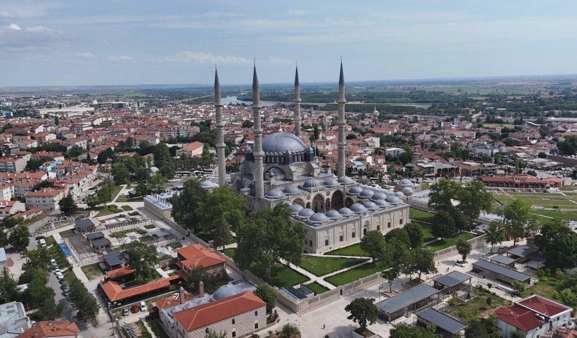 Selimiye Camii'nin kubbesini delen gülle mermisinin parçasını 58 yıldır saklıyor