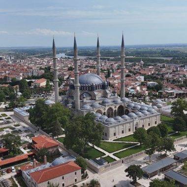 Selimiye Camii'nin kubbesini delen gülle mermisinin parçasını 58 yıldır saklıyor