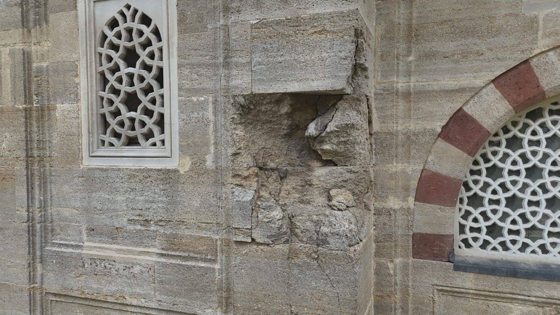 Selimiye Camii'nin kubbesini delen gülle mermisinin parçasını 58 yıldır saklıyor