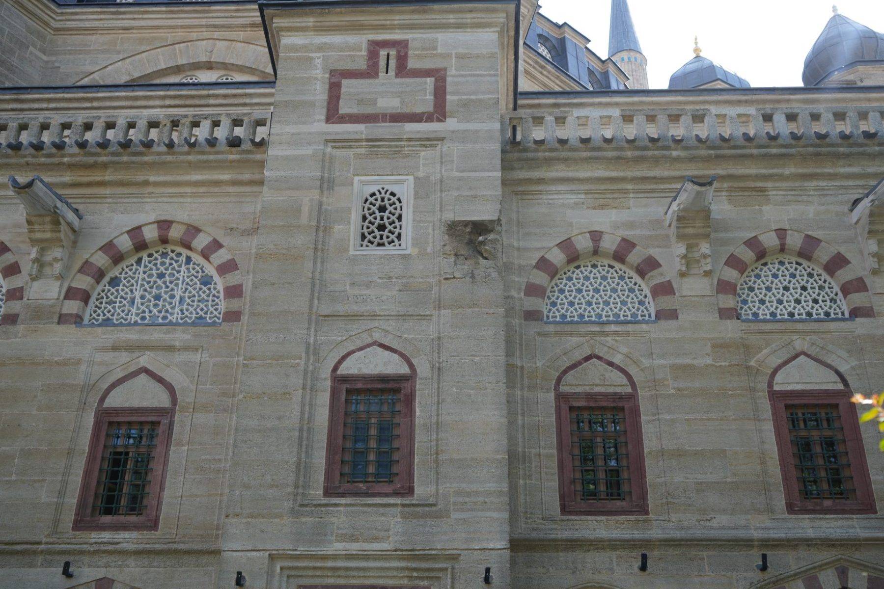 Selimiye Camii'nin kubbesini delen gülle mermisinin parçasını 58 yıldır saklıyor