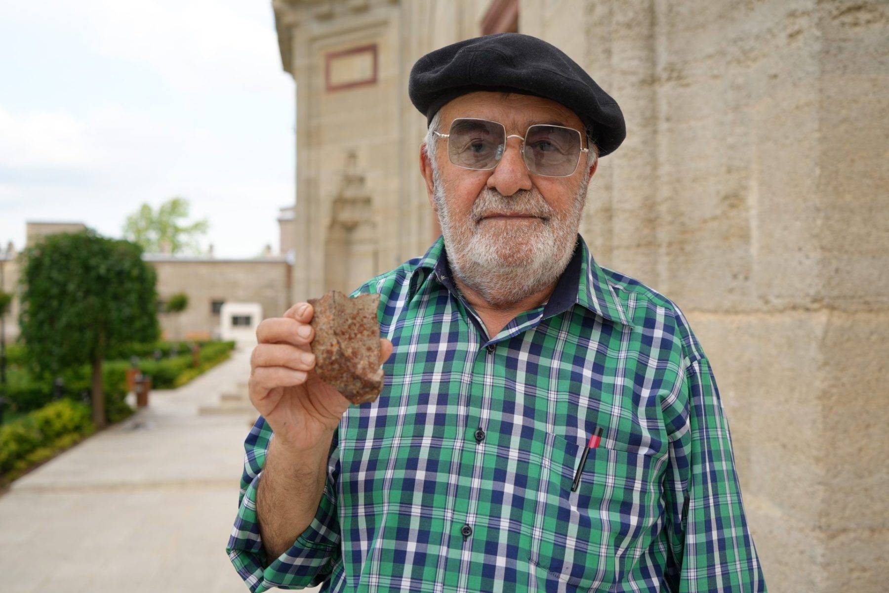 Selimiye Camii'nin kubbesini delen gülle mermisinin parçasını 58 yıldır saklıyor