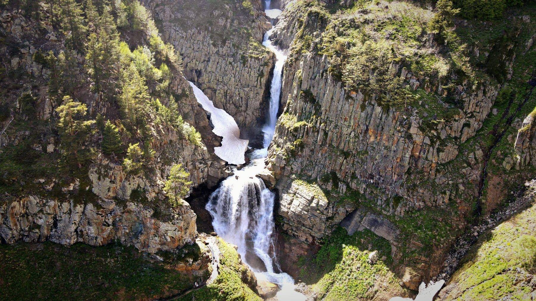 Suların karlar ile buluşarak aktığı yer: Bazgiret Şelalesi