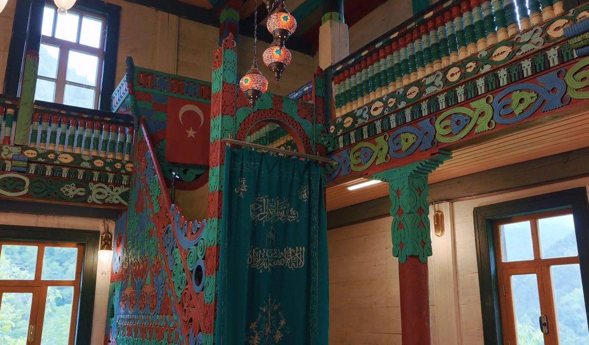 175 yıldır babalar oğullarına emanet ediyor: İremit Camii renkleriyle hayran bırakıyor