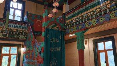 175 yıldır babalar oğullarına emanet ediyor: İremit Camii renkleriyle hayran bırakıyor