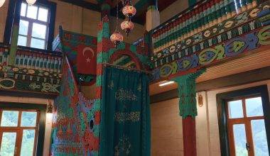 175 yıldır babalar oğullarına emanet ediyor: İremit Camii renkleriyle hayran bırakıyor