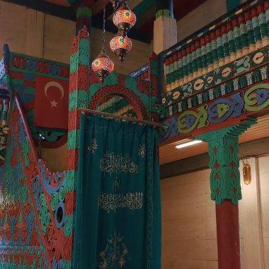 175 yıldır babalar oğullarına emanet ediyor: İremit Camii renkleriyle hayran bırakıyor